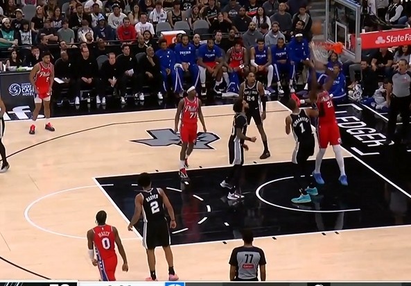 kaiyun 官网-还是得逞了！恩比德合球造犯规不成 自抛自扣最终获得罚球